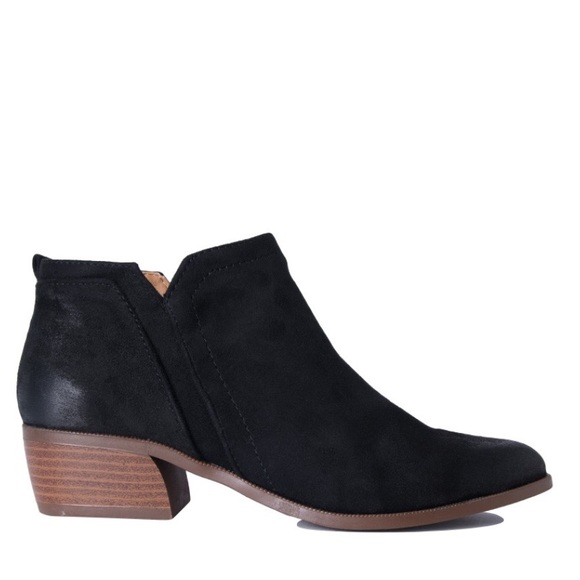 Qupid Black soft faux suede BOOTIE w/oiling finish - Picture 3 of 3